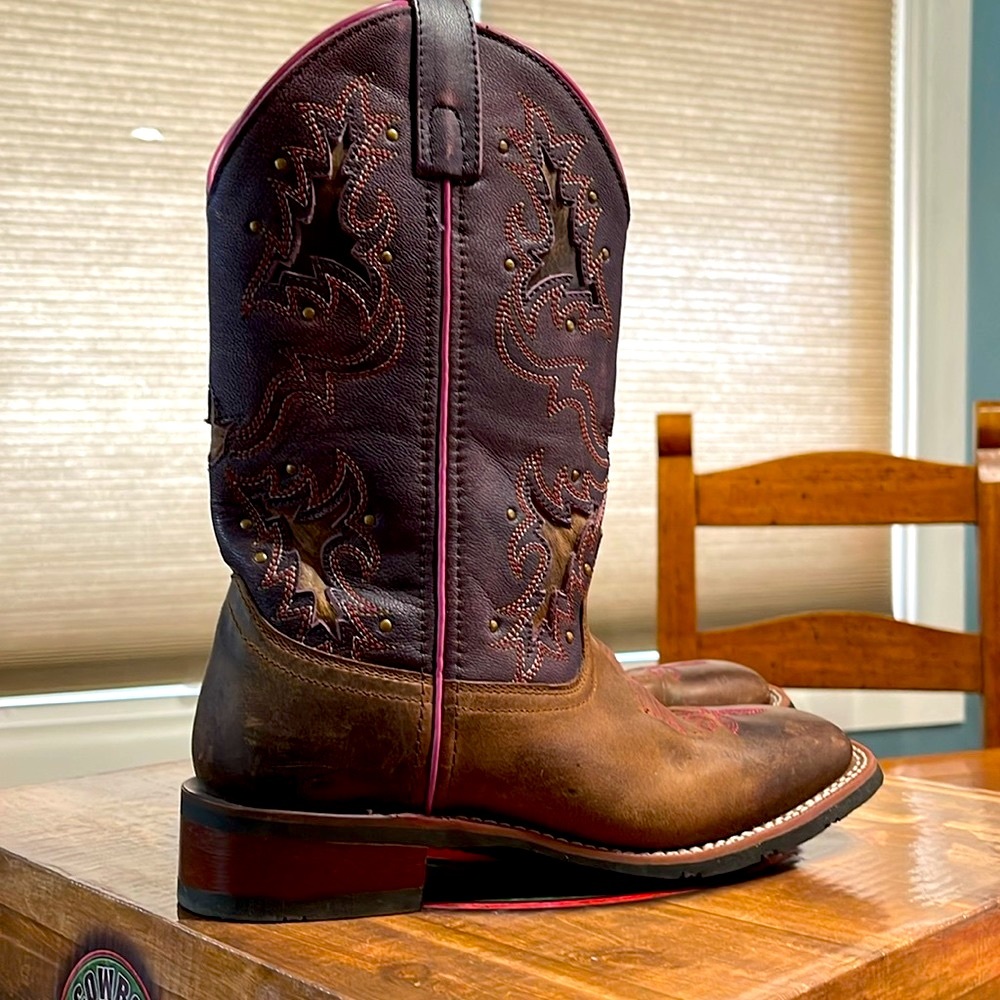 Cowboy Approved Laredo size 7 boots. Square toe.